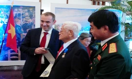 Đại sứ Pháp Jean-Noel Poirier trao huân chương Quốc công cho ông Võ Văn Sung - Đại sứ đầu tiên của Việt Nam tại Pháp. Ảnh : Việt Hùng.