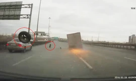 Xe tải rơi 2 bánh khi đang chạy, cày đường tóe lửa