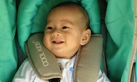 Bé Huy luôn cười tươi.