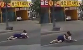  Người phụ nữ và đứa trẻ rơi khỏi ôtô vì quên chốt cửa