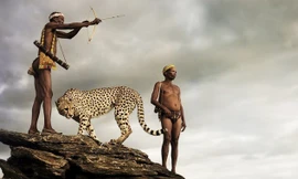 Tận thấy thợ săn bộ lạc 'cặp kè' với báo đốm
