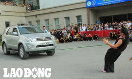 Nguyễn Thị Thu Huệ kéo xe 7 chỗ.