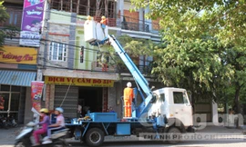 Hiện trường vụ tai nạn, các công nhân Điện lực Phú yên có mặt hiện trường khắc phục sự cố.