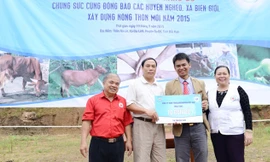 Đại diện FrieslandCampina Việt Nam trao tặng 10 con bò cho Đại diện Hội Chữ Thập Đỏ Bắc Cạn.