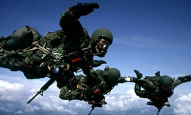 Các thành viên Biệt đội 6 thực hiện động tác nhảy dù trong một nhiệm vụ. Ảnh: AP.