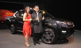 Isuzu D-Max phiên bản đặc biệt lấy tông màu đen làm chủ đạo.