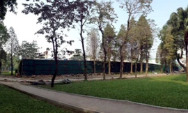 Hàng rào chắn khu đất được đề xuất làm bãi đỗ xe ngầm với công viên Thống Nhất. Ảnh: Dân Trí.