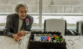 Bà Betty bên chiếc bánh mừng sinh nhật thứ 100 tại trụ sở CIA.