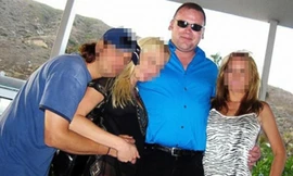 Ông Andrew Getty (đeo kính đen).