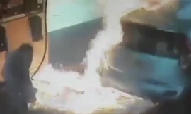 Cô gái bất ngờ đốt xe tại trạm xăng