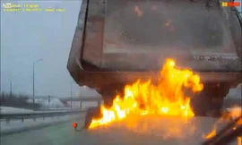 Đâm vào xe tải đang đỗ, xe con bốc cháy ngùn ngụt