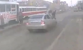 Ôtô phóng như bay, húc tung người qua đường