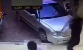 Hãi hùng ôtô 'điên' húc đổ cửa kính, đè cô gái giữa nhà