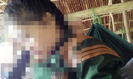 Nữ tiếp viên ngồi cùng võng với khách để chèo kéo bán dâm. Ảnh: Việt Tường.