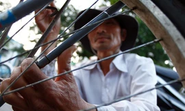 Sửa xe đạp được một số tỉnh quy định là ngành kinh doanh có điều kiện. Ảnh: Nguyễn Đông.