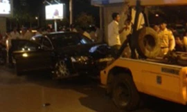 Lực lượng cứu hộ di dời chiếc xe khỏi hiện trường.