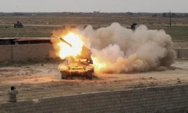 Bệ phóng tự hành TOS-1 đang khai hỏa đạn tấn công vào mục tiêu quân IS.