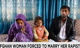 Bé Smile (giữa) ra đời sau khi Gulnaz bị Asadullah (áo đen) cưỡng hiếp. Hiện mẹ con cô chung sống dưới một mái nhà với Asadullah và vợ cả cùng các con của anh ta. Ảnh: CNN.