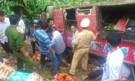 Chiếc xe lật ngửa dưới chân đèo. Ảnh: Vnexpress.