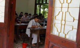 Thí sinh Bùi Thị Thủy ( áo trắng) đang làm bài thi môn Văn.