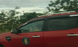 Clip bé gái lái ôtô bán tải trên Đại lộ Thăng Long