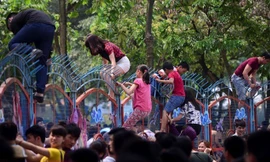 Tình trạng trèo rào vào công viên nước được đánh giá là "bình thường". Ảnh: Anh Tuấn.