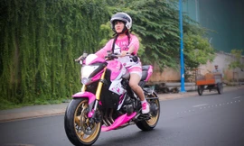 Nữ biker 9X lái Honda CB1000R độ Hello Kitty