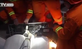 Lính cứu hỏa giải cứu em bé kẹt trong máy giặt suốt một tiếng