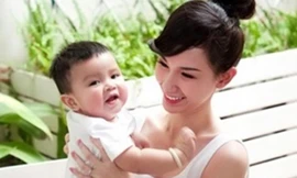 MC Quỳnh Chi và con trai.