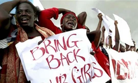Thân nhân các nữ sinh bị Boko Haram bắt cóc biểu tình yêu cầu chính phủ Nigeria tìm kiếm và giải cứu con của họ. Ảnh: Telegraph.