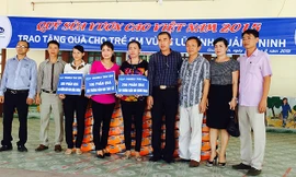 Ủng hộ đồng bào lũ lụt Quảng Ninh 500 thùng sữa