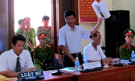 Thượng tá Nhật nói, thực nghiệm cho thấy, người ngồi trên bàn phía trước anh Kiều có thể gây ra vết thương phía sau đầu anh Kiều.