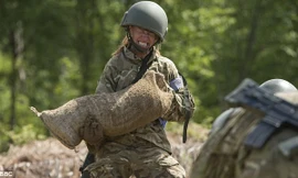 Nữ bác sĩ tập luyện như lính đặc nhiệm