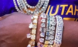 'Độc cô cầu bại' Mayweather lại khoe trang sức đắt tiền