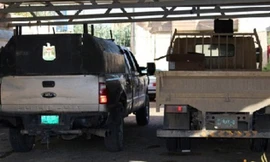 IS khoe chiếc xe lấy được từ quân đội Iraq. 