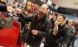 Người Paris xếp hàng mua số mới của Charlie Hebdo sau vụ thảm sát.