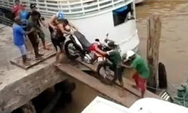 Rơi tõm xuống sông khi đưa xe máy xuống phà