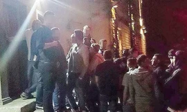 Bức ảnh trên tờ Oesterreich chụp cảnh nam giới chen nhau xếp hàng trước cửa nhà thổ ở Áo để hưởng ưu đãi đặc biệt. Ảnh: TZOE.