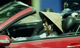 Ngân Khánh lái xe sang đi mua ve chai