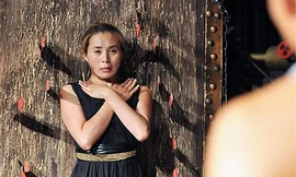 Hàng ngày phi hàng chục con dao về phía bạn gái để... kiếm tiền