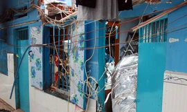 Phòng trọ bị bồn nước rơi trúng. Ảnh: Hải Hiếu.