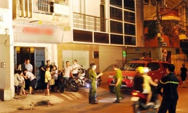 Công an khám nghiệm hiện trường vụ cháy.