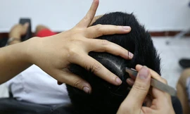 Tay bới tóc phải mau lẹ, nhẹ nhàng tạo cảm giác thoải mái cho khách.