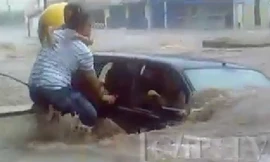 Giải cứu người trong ôtô bị mắc kẹt giữa dòng lũ cuồn cuộn