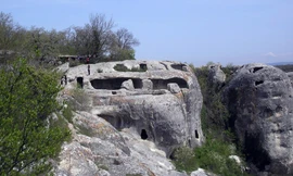 Hình thành từ thời trung cổ, thị trấn Eski Kermen nằm trong vùng núi Bakhchisaray thuộc bán đảo Crime của Nga được cả thế giới biết đến vì sự độc đáo của mình.