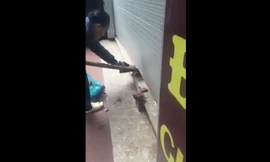 [VIDEO] Tên trộm thực nghiệm lại quá trình cậy cửa cuốn