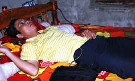 Vì sức khỏe yếu, lại lo máy sạc nhanh hỏng nên hàng ngày anh Biên phải nằm trên giường cắm điện để truyền vào người.