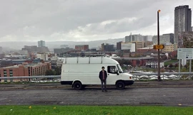 Mike và chiếc xe của mình đang chuẩn bị rời khỏi Sheffield vào đầu năm 2014. Ảnh: Mike Hudson.