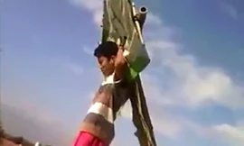 Liều mạng nhảy từ mái nhà xuống với dù tự chế