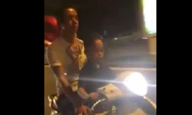 Bé trai 7 tuổi lái xe tay ga chở bố trên đường phố